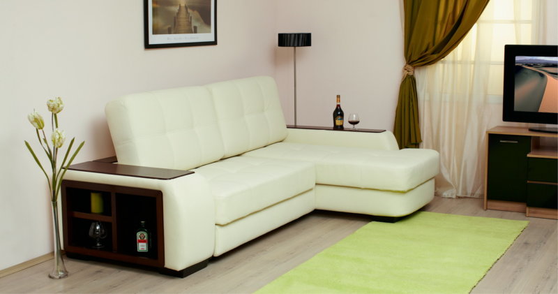 Угловой диван в интерьере гостинной