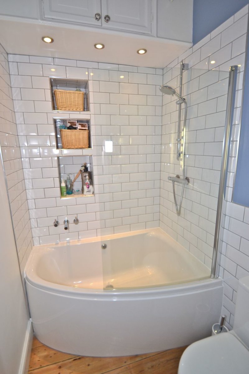 фото ванной угловой комнаты с плиткой