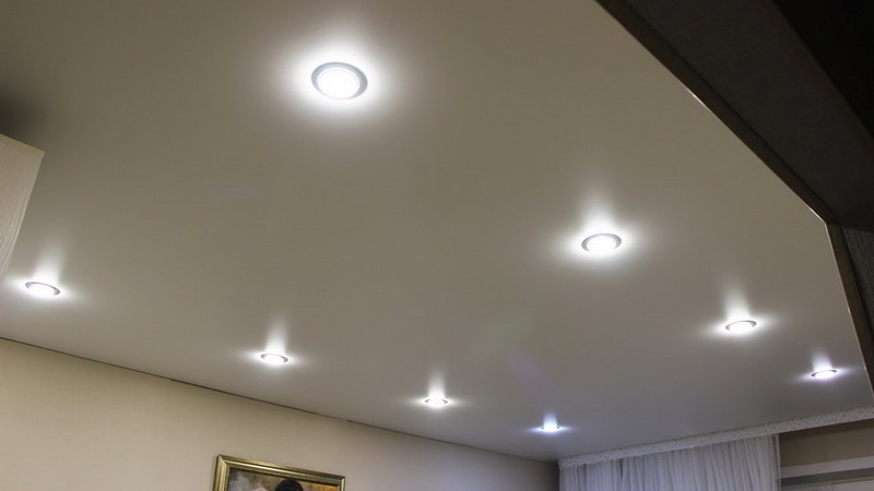 Расположение светильников на натяжном потолке на кухне 12